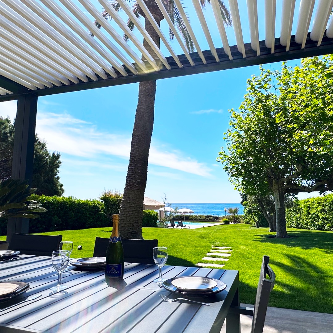 villa-les-deux-palmes-les-issambres-pool-seaview-image00018-1080×1080 Patio | Villa Les Deux Palmes - Les Issambres - Côte D'Azur